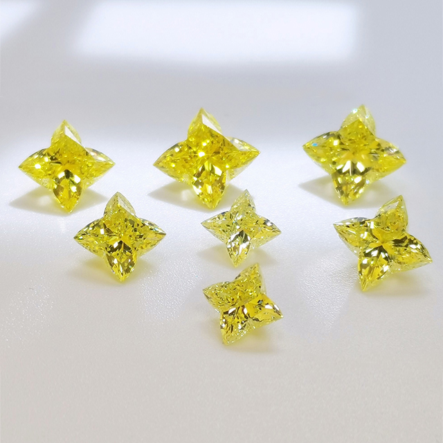 HPHT 黄色四叶草钻石
