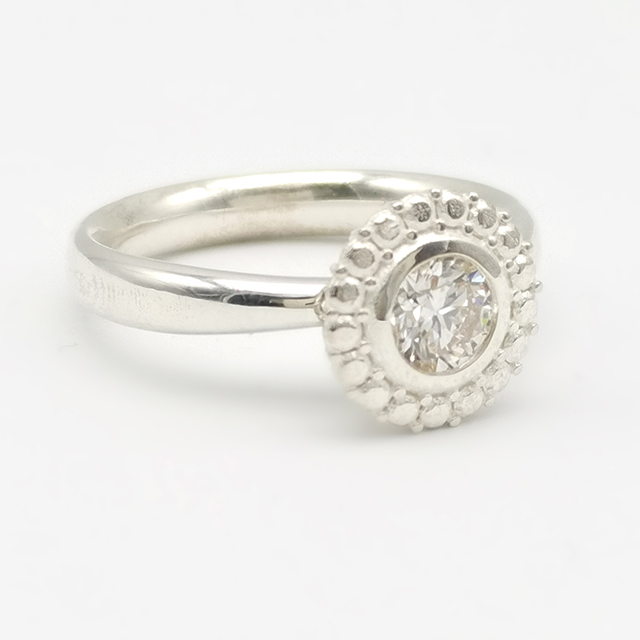 圆形钻石围镶戒指（可旋转）