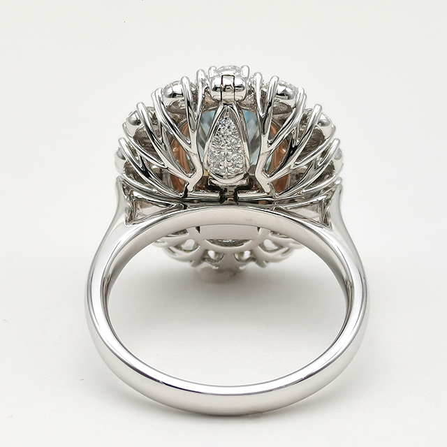 蓝色椭圆形钻石钻戒