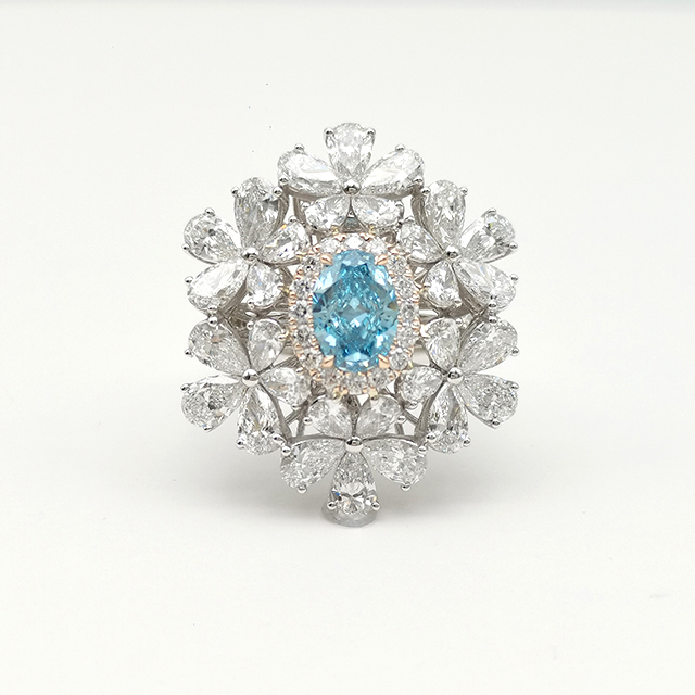 蓝色椭圆形钻石围镶戒指